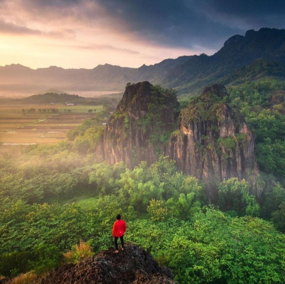 pesona-tersembunyi-gunung-sepikul-di-desa-tiyaran